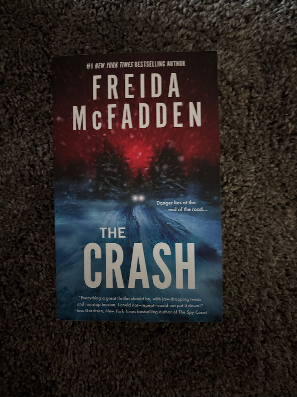 The Crash – Freida McFadden Blue/Red Thriller Paperback